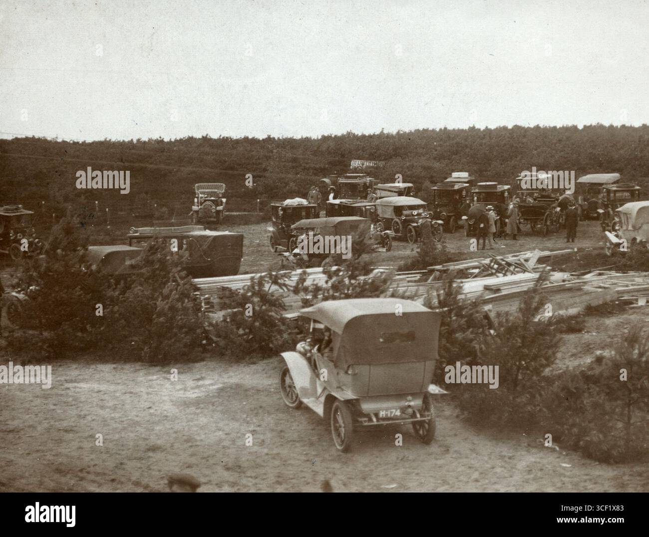 Parcheggio per i visitatori di un tour aereo europeo dalla base aerea di Soesterberg, Paesi Bassi, 1911. Il parcheggio era pieno a causa dei collegamenti ferroviari scadenti con la base. Foto Stock