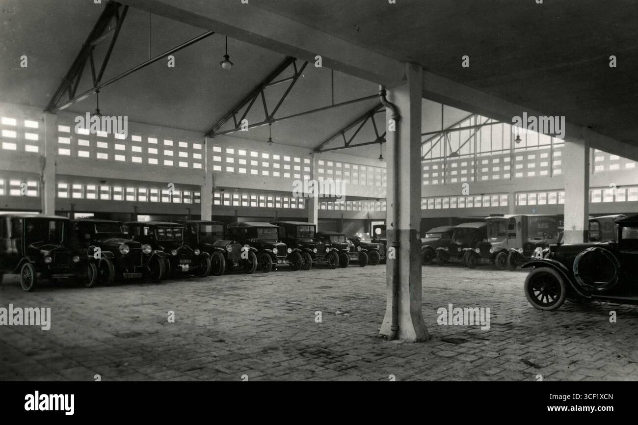 Una foto del 1924 di Ford Garage all'Overtoom 197-205 di Amsterdam, di proprietà del signor C.L. de Groot, con servizi di riparazione e vendita, e un ampio spazio per 130 auto. Foto Stock
