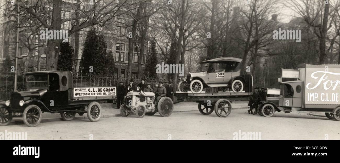 Nel 1924, durante il R.A.I. di Amsterdam, un treno promozionale Ford con trattori Fordson e automobili Ford viaggiò attraverso la città, con Ford Garage at Overtoom 197-205 di proprietà del signor C.L. de Groot. Foto Stock
