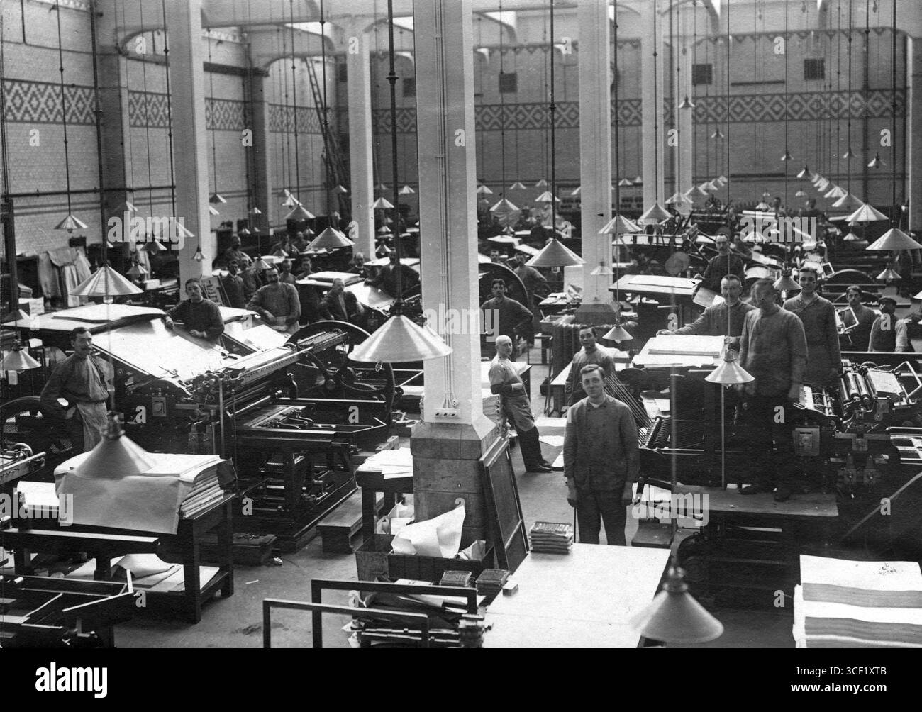 La tipografia Landsdrukkerij a l'Aia, Paesi Bassi, che pubblica The Staatscourant, il più antico giornale del paese. La foto mostra la nuova sala stampa nel 1910. Foto Stock