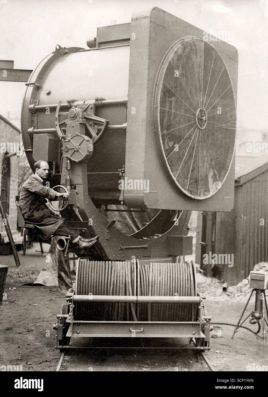 Nel 1929, Het Leven pubblicò una falsa storia sui piani per un nuovo teatro al club di ghiaccio di Amsterdam. La presunta macchina di proiezione del film mostrata era in realtà un grande proiettore usato per rilevare gli aerei. Foto Stock