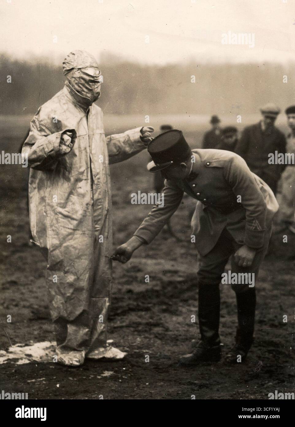 Nel 1928, la signorina Biget di Parigi ha dichiarato di aver inventato abbigliamento ignifugo per i voli. Tuttavia, quando l'ha testato con benzina, la tuta ha preso fuoco, causando gravi ustioni. Questo incidente si è verificato all'aeroporto di Vincennes, in Francia. Foto Stock