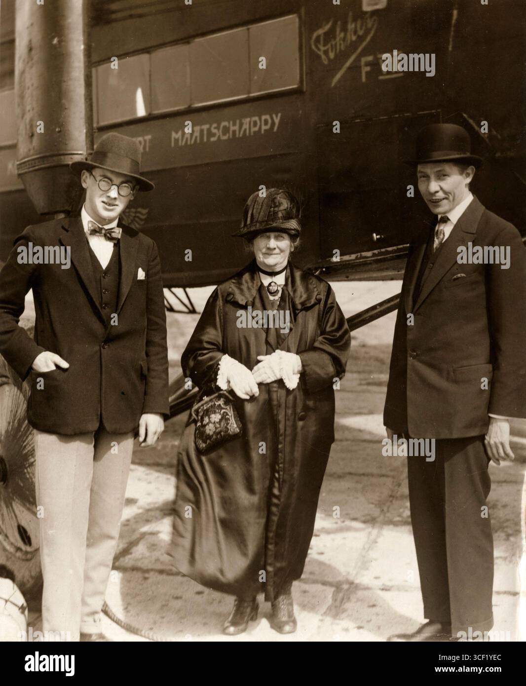 Uno dei primi passeggeri dell'aereo, la signora Cornwall, è visto con due uomini accanto ad un aereo Fokker F VII. La fotografia è stata scattata nel 1928, segnando un primo momento nella storia dell'aviazione. Foto Stock