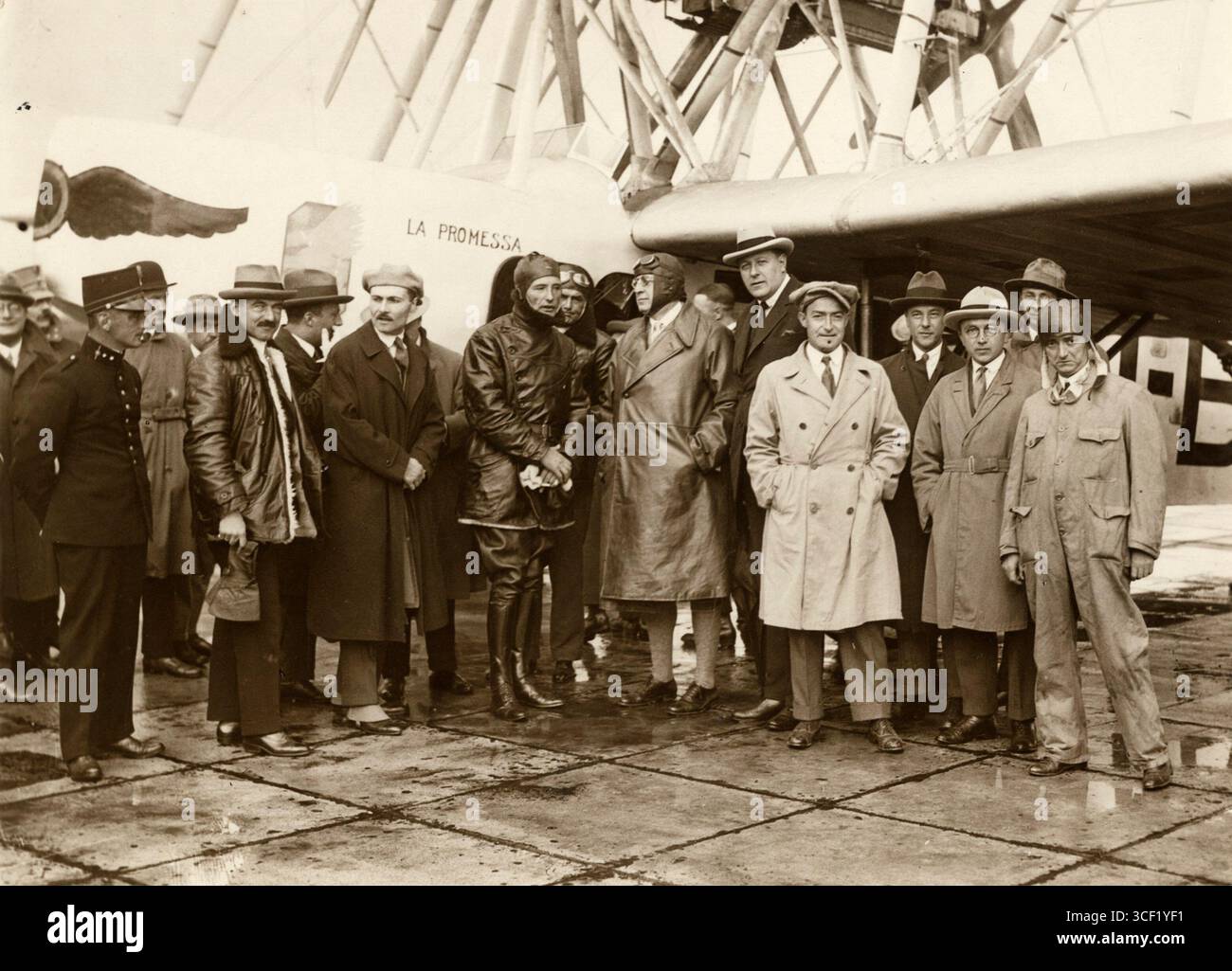 I membri della Lega degli aviatori internazionali si riuniscono intorno all'aereo italiano la messa a Schiphol, Paesi Bassi, nel 1926, mostrando la collaborazione internazionale nel settore dell'aviazione. Foto Stock