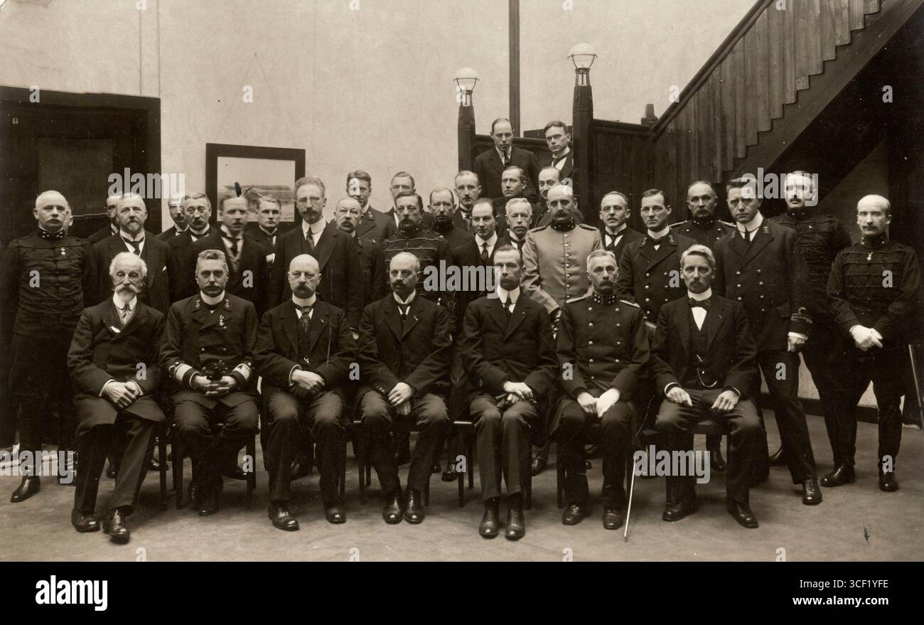 Una foto di gruppo scattata durante la fondazione del National Aviation Service a Den Helder, Paesi Bassi, nel 1919. La foto mostra i primi dipendenti del nuovo servizio. Foto Stock