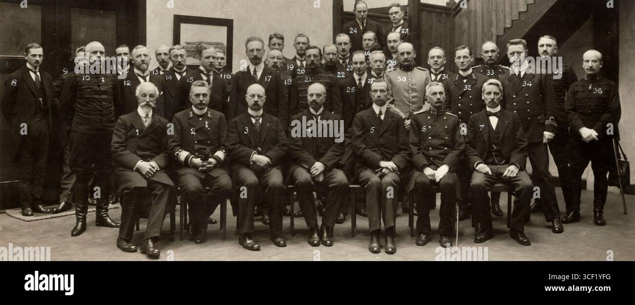 Una foto di gruppo del 1919 mostra 36 uomini dal volto serio, dipendenti del servizio aeronautico nazionale di recente costituzione a Den Helder, Paesi Bassi. Foto Stock