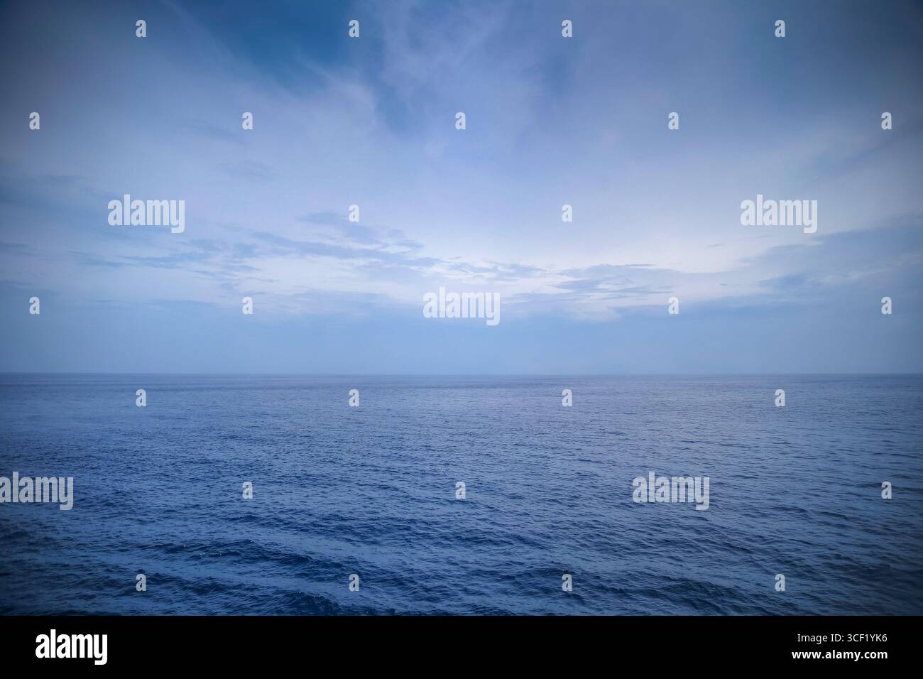 Canale di Panama, Panama - 6 aprile 2017: Attività portuale industriale, traffico marittimo e paesaggi circostanti mentre le navi navigano attraverso la storica Pa Foto Stock