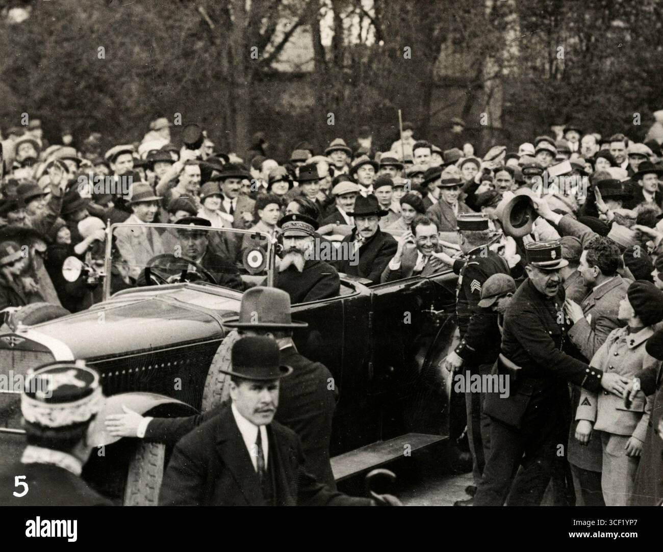 Il 14 aprile 1927, gli aviatori francesi Joseph LeBrix e Dieudonné Costes arrivarono a Parigi dopo aver completato il loro volo mondiale sul "Nungesser et coli", un biplano Breguet XIXGR. Foto Stock