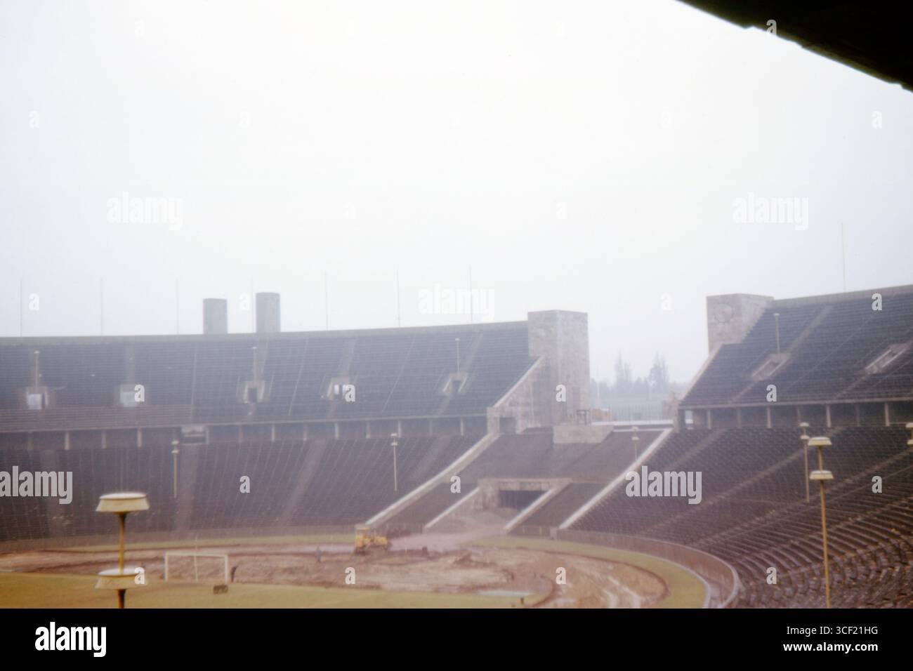 Olympiastadion di Berlino in ristrutturazione nell'aprile 1963. Originariamente costruito per le Olimpiadi estive del 1936. , Foto Stock