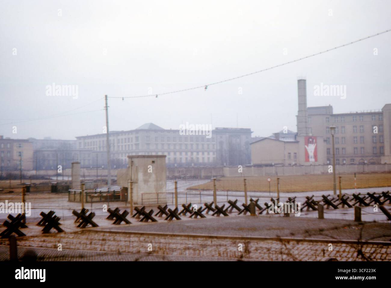 Potsdamer Platz, Berlino, aprile 1963. Vista delle fortificazioni del muro di Berlino e della torre di guardia durante la divisione della città nell'era della Guerra fredda. Foto Stock