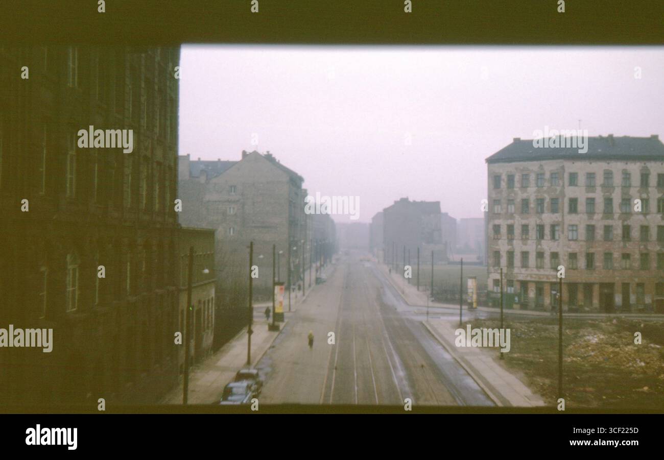 Gleditschstrasse, Berlino Est, aprile 1963. Ammira le strade deserte del dopoguerra con gli edifici danneggiati durante la divisione della città durante la Guerra fredda. Foto Stock