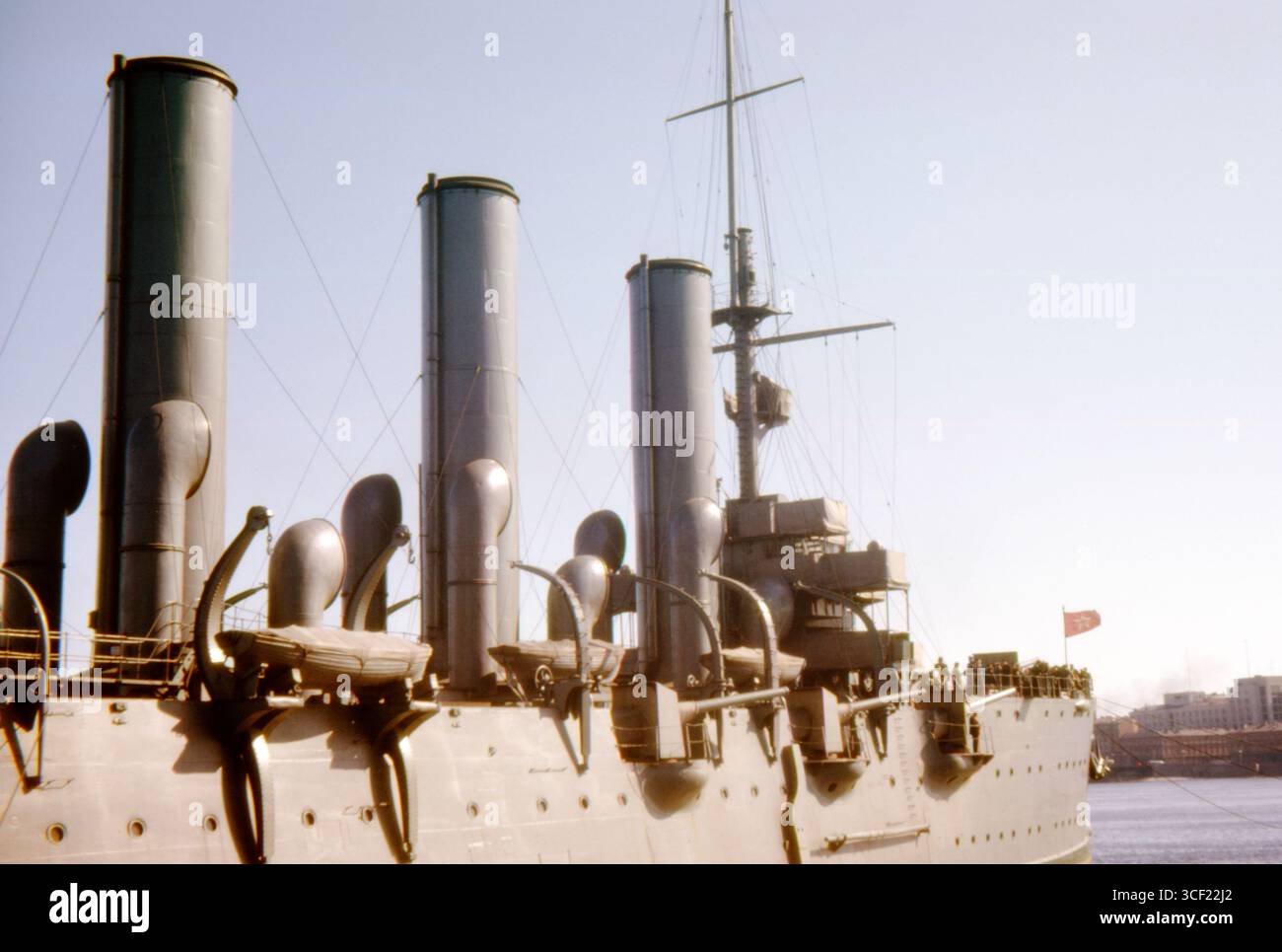 L'incrociatore russo Aurora attraccò a Leningrado, aprile 1963. Nave storica famosa per aver segnato l'inizio della rivoluzione d'ottobre del 1917. Foto Stock