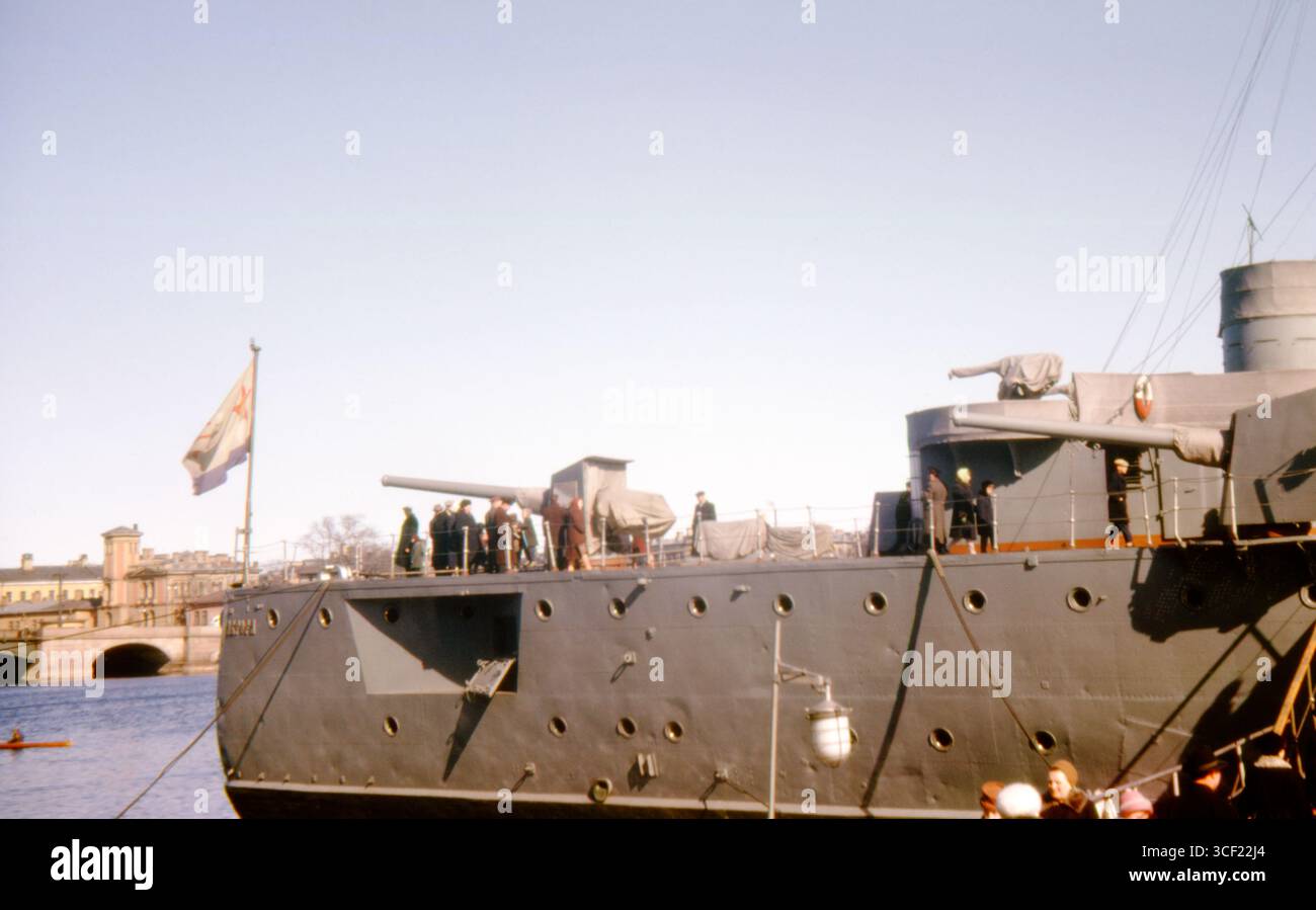 L'incrociatore russo Aurora attraccò a Leningrado, aprile 1963. Nave storica famosa per aver segnato l'inizio della rivoluzione d'ottobre del 1917. Foto Stock