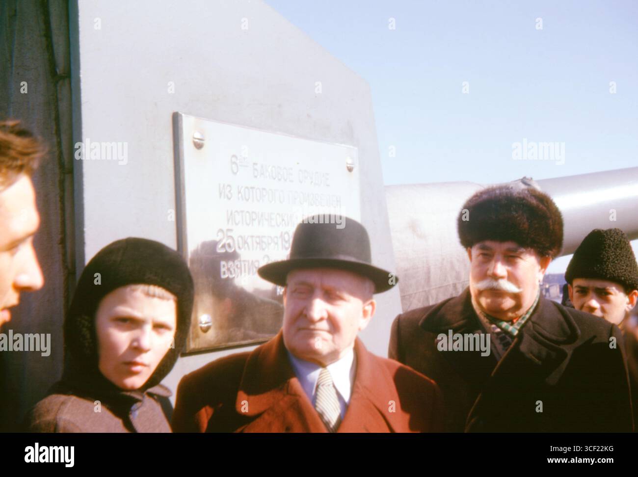I visitatori a bordo dell'incrociatore russo Aurora, Leningrado, 1963 anni, accanto alla targa che segnava la rivoluzione d'ottobre. Foto Stock