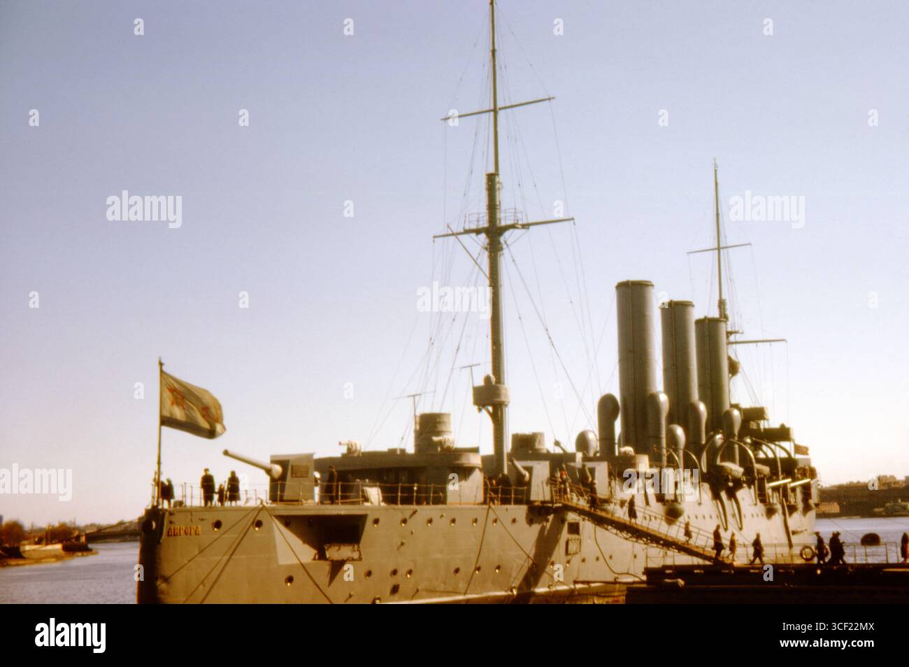 L'incrociatore russo Aurora attraccò a Leningrado, aprile 1963. Nave storica famosa per aver segnato l'inizio della rivoluzione d'ottobre del 1917. Foto Stock