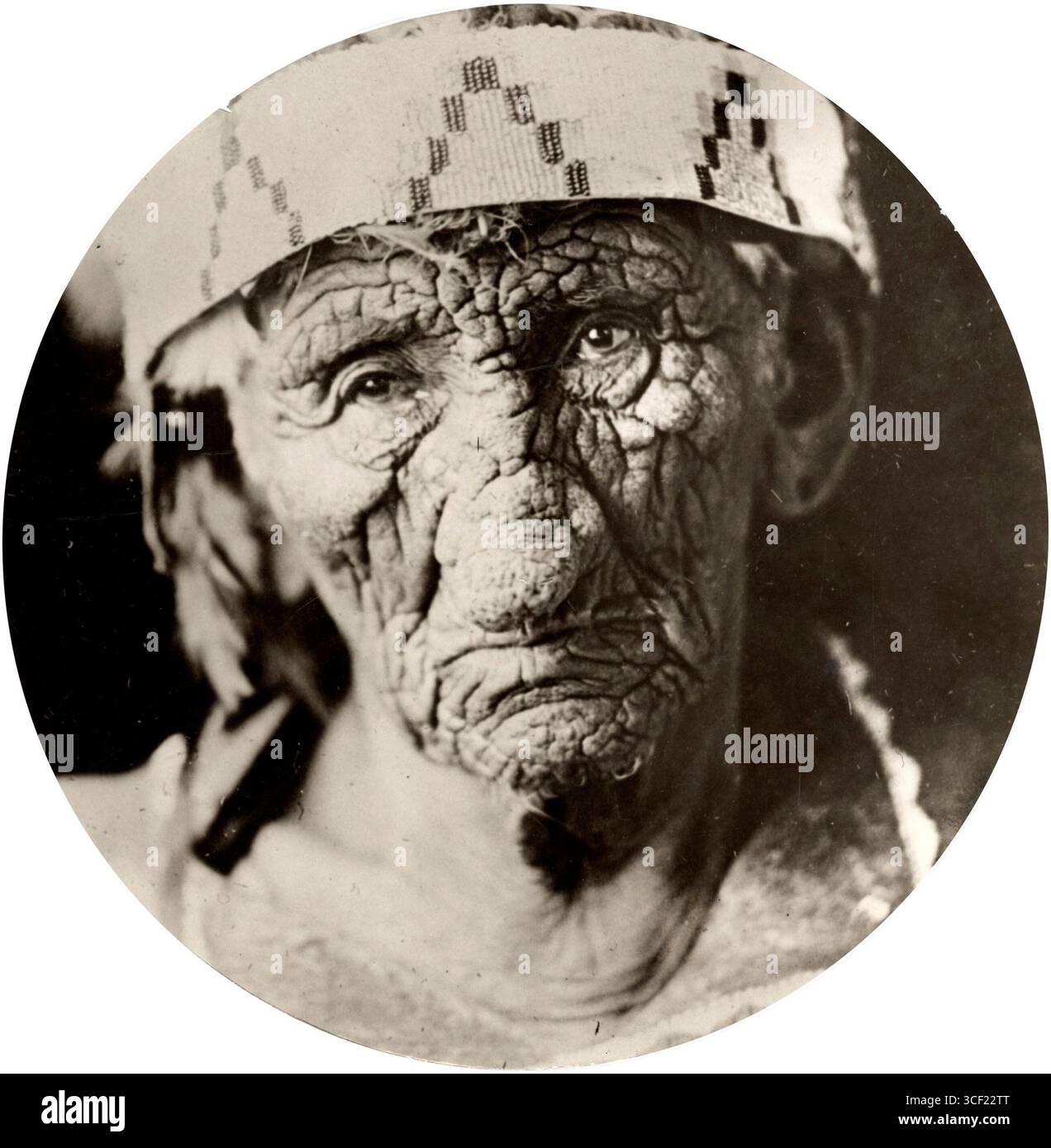 Ka-be-Nah-Gway, un nativo americano di 134 anni del Canada settentrionale, è considerato l'uomo più anziano del mondo nel 1921. Foto Stock