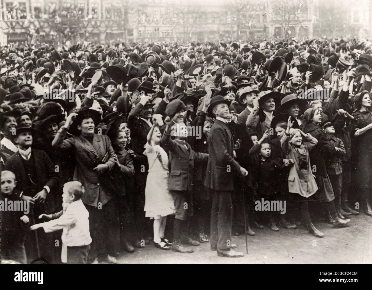 Nel 1913, durante una dimostrazione di volo da parte del pilota francese Adolphe Pégoud a Rotterdam, la folla entusiasta guardò verso l'alto con stupore. L'evento ha mostrato le prime tecniche di aviazione. 1913, Rotterdam, Paesi Bassi. Foto Stock