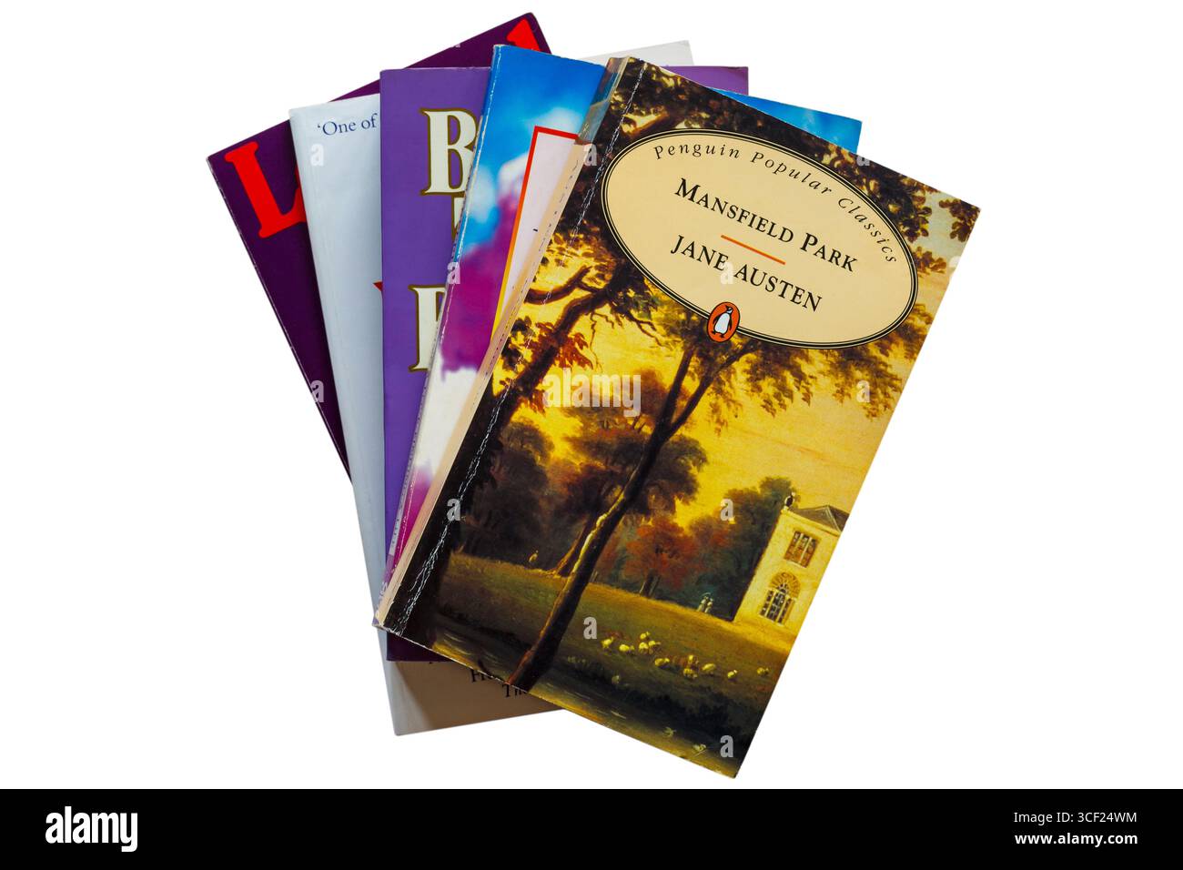 Selezione di libri con il libro Mansfield Park di Jane Austen in cima isolato su sfondo bianco Foto Stock