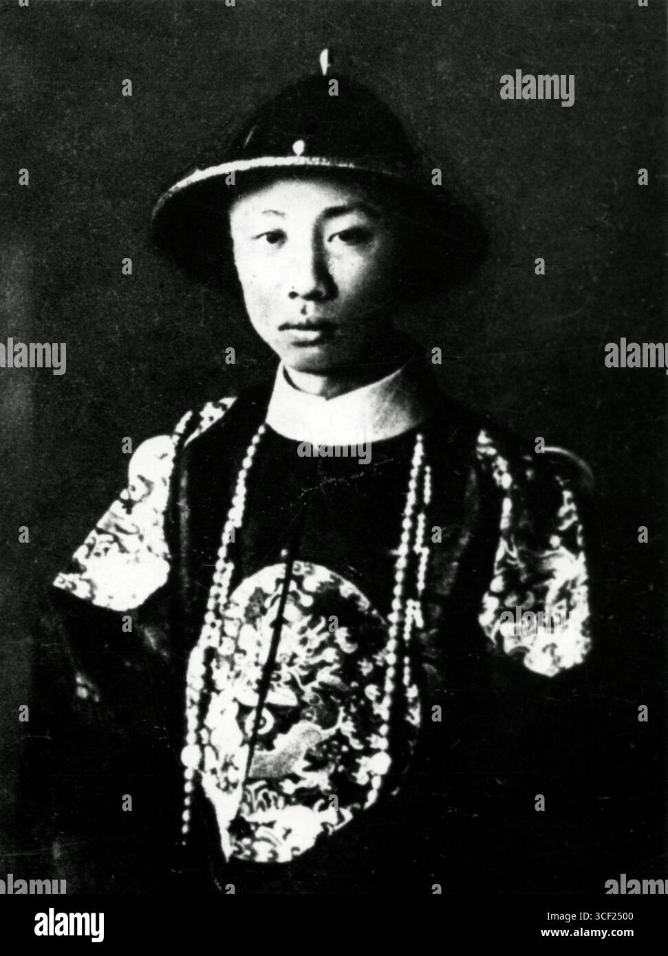 Tra il 1920 e il 1924, Aisin-Gioro 'Henry' PU-yi, noto come Xuantong, l'ultimo imperatore della Cina, è raffigurato nel suo sontuoso abito da sposa. Regnò fino al 1912, ma rimase imperatore nella città Proibita fino al 1924. Foto Stock