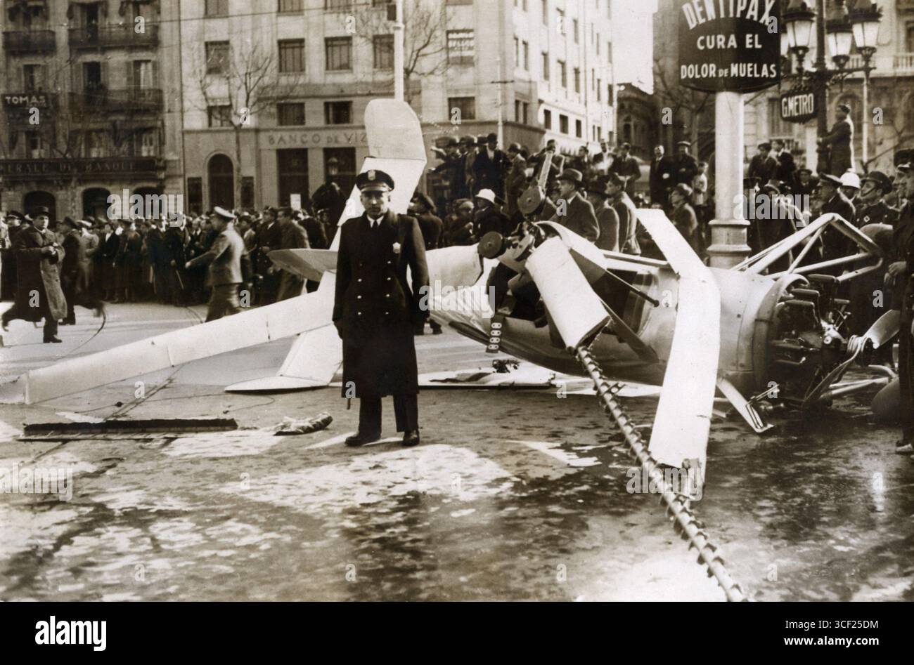 Un Cierva autogiro, un tipo di aereo con rotore di sollevamento al posto delle ali, si schiantò durante il decollo a Barcellona, in Spagna, dopo essere stato in collisione con i cavi del tram nel 1935. Foto Stock