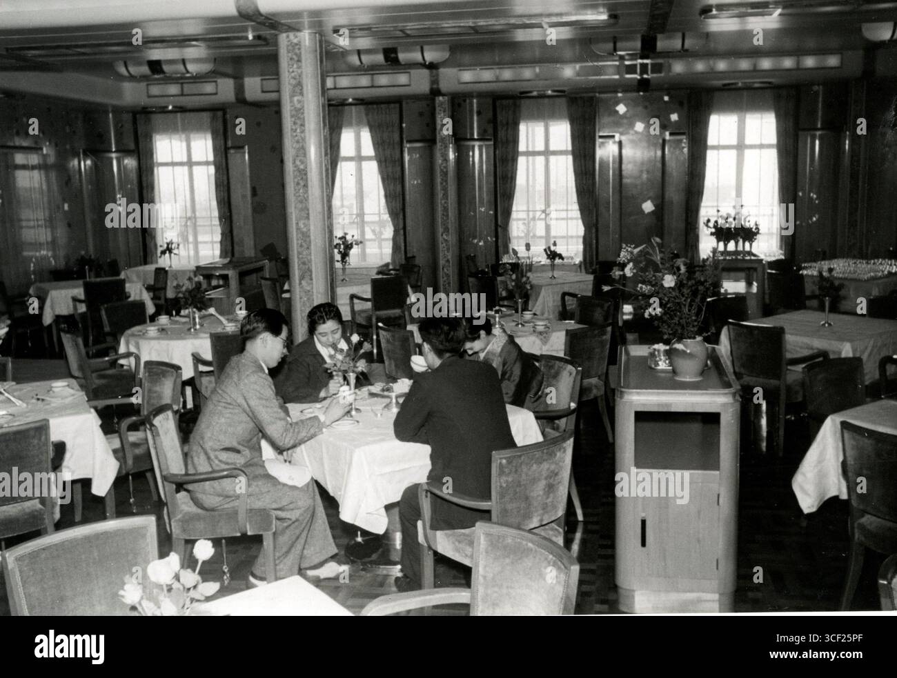 La grande sala da pranzo di prima classe a bordo della 'Nitta Maru', la nuova nave ammiraglia della flotta mercantile giapponese, attraccò a Yokohama nel 1940. La sala da pranzo è stata progettata per offrire lusso e comfort. Foto Stock