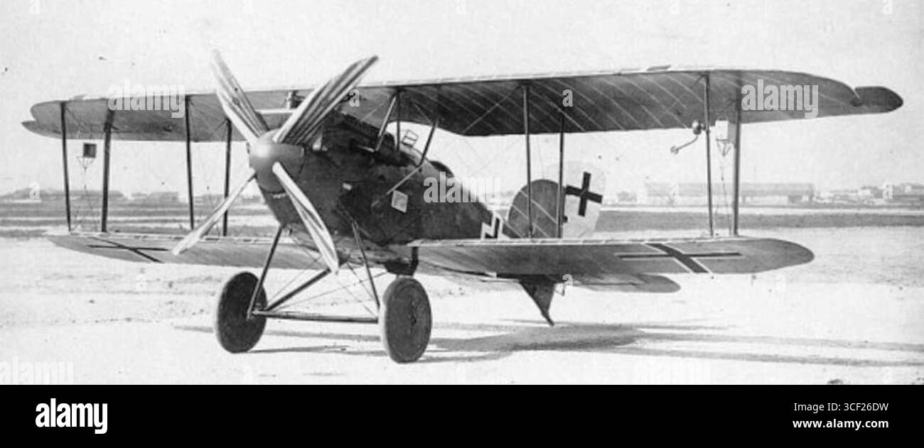L'Aviatik D.VII, un aereo tedesco della prima guerra mondiale, è raffigurato in questa foto del 1918. È stato utilizzato durante la guerra ed è riconosciuto per il suo design e ruolo nel combattimento aereo. Foto Stock