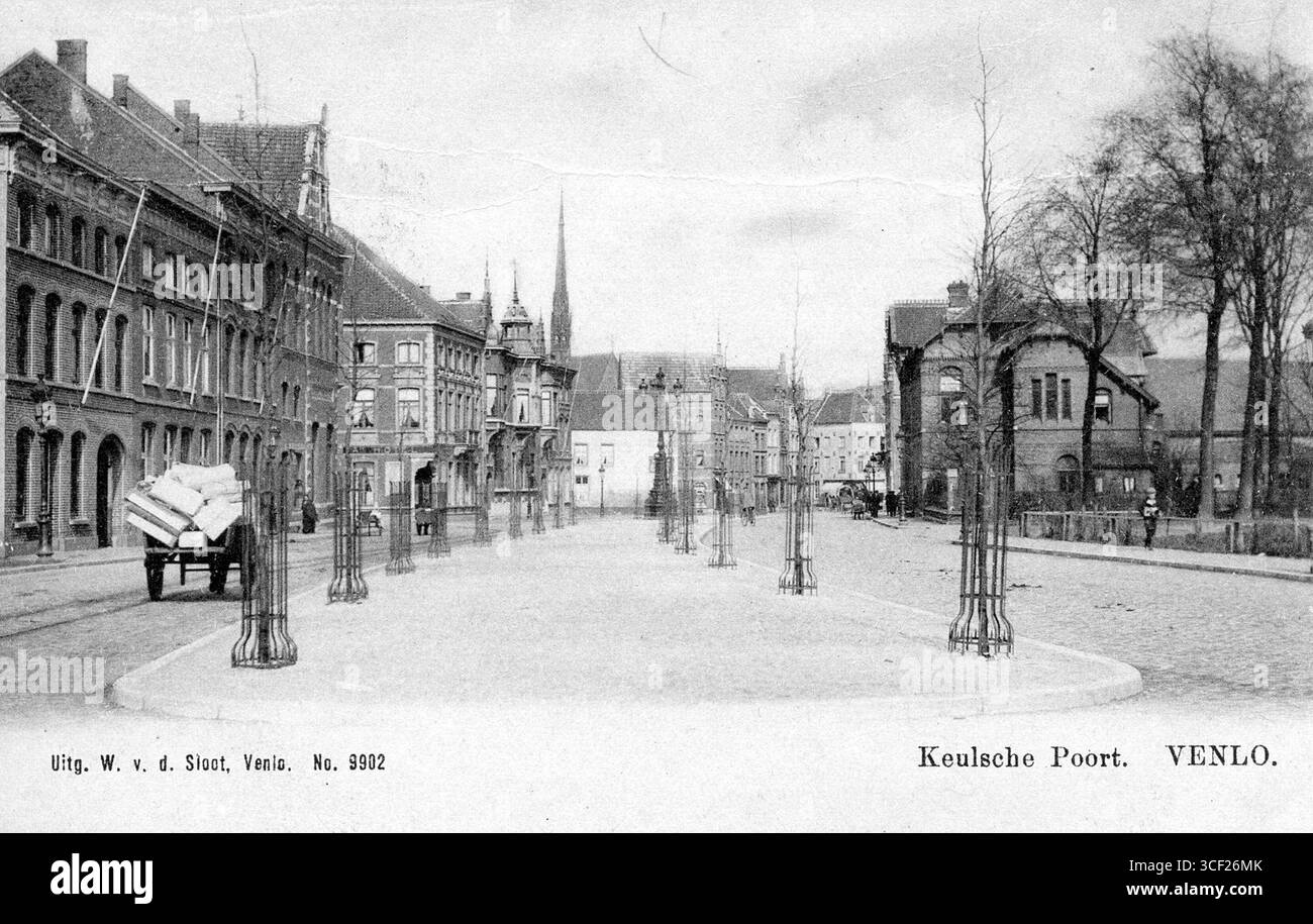Una foto del 1900 che mostra De Keulsepoort, con le rotaie del tram a cavallo per Tegelen sulla sinistra. Nelle vicinanze si trovano il caffè 'Frans Maas', il caffè 'National', l'hotel 'Germania' e la torre di St. Nicolaaskerk. A destra si può vedere il Postkantoor (ufficio postale). Foto Stock