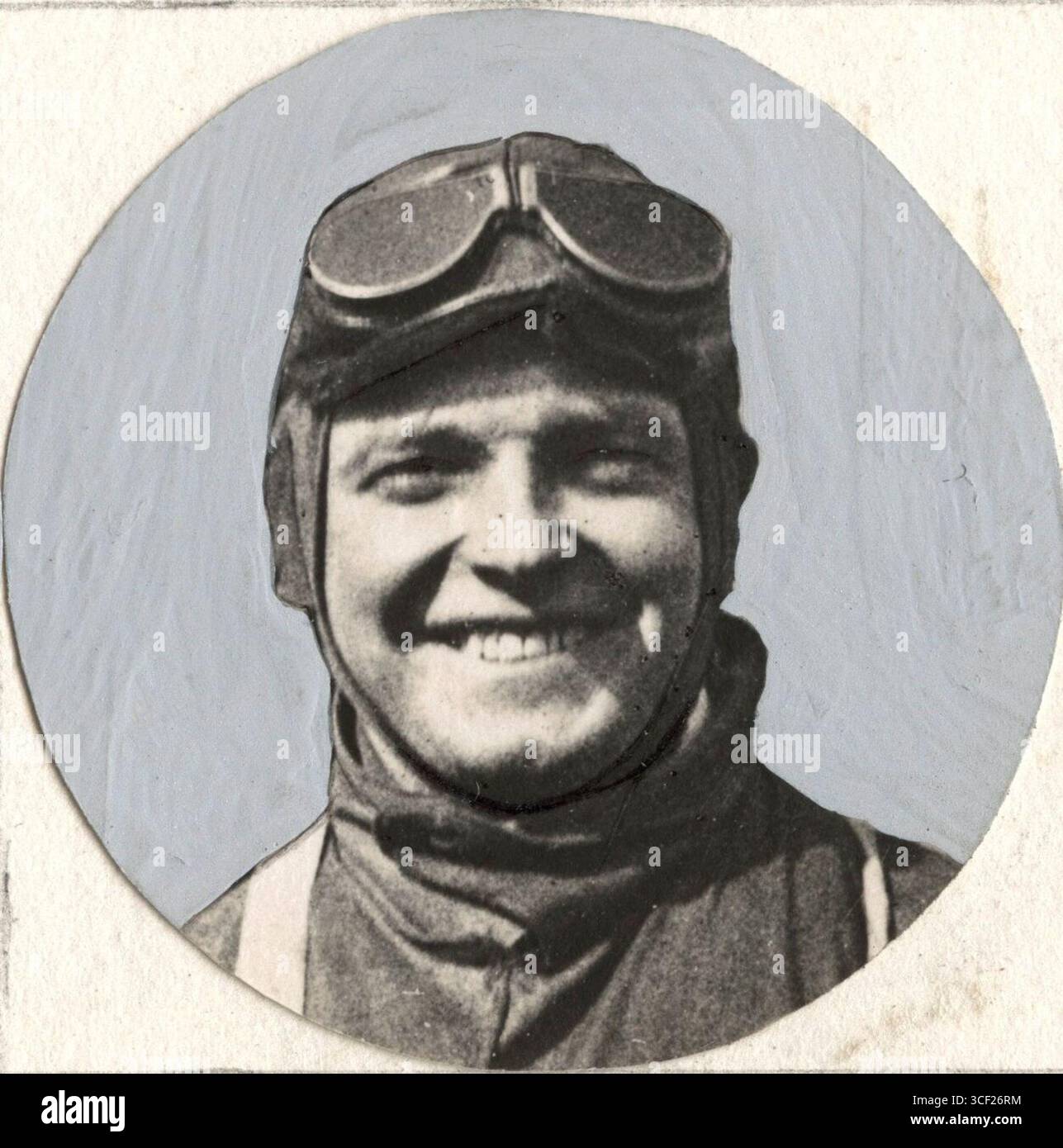 Una foto del 1922 dei piloti della KLM, tra cui Johannes Bernardus Scholte, scattata di fronte al logo della KLM. Questa immagine storica mostra la prima aviazione civile nei Paesi Bassi. Foto Stock