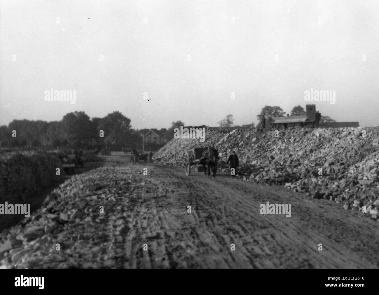 Nel 1945, dopo la liberazione di Venlo, gli ex terreni della ferrovia Köln-Mindener furono utilizzati per immagazzinare detriti di guerra. L'area servì come sito temporaneo per gli sforzi di pulizia della città. Foto Stock