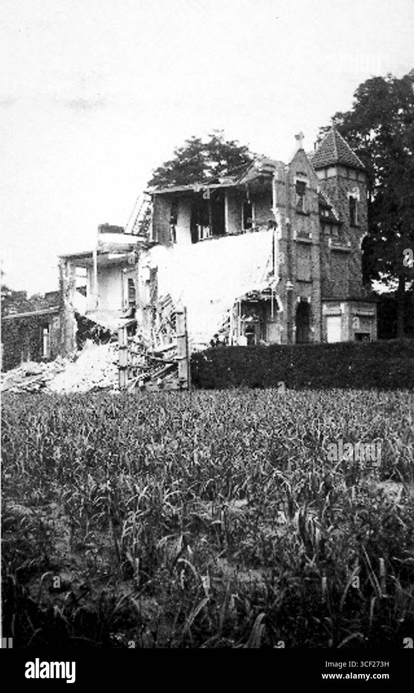 Durante un bombardamento nel 1941, la metà sinistra di Villa Leonidas, di proprietà della famiglia Lengs, fu distrutta. Questo evento segna una perdita significativa nell'area durante la guerra. Foto Stock