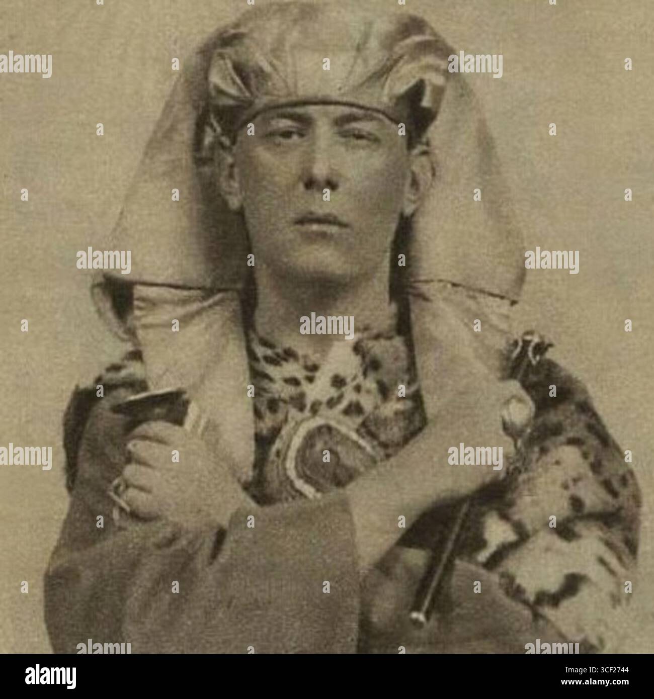 Questa immagine mostra Aleister Crowley vestito da Osiris, dalla fotografia del 1899. Crowley era una figura controversa nota per il suo coinvolgimento nell'occultismo e nel misticismo. Foto Stock