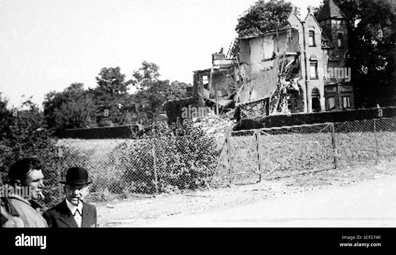Un bombardamento nel 1941 causò la distruzione della metà sinistra di Villa Leonidas, di proprietà della famiglia Lengs. Questo riflette la devastazione della guerra alle proprietà residenziali. Foto Stock