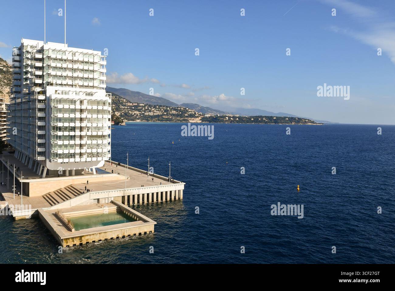 Vista sopraelevata di le Portier, conosciuta anche come Portier Cove o Mareterra, una zona residenziale costruita interamente su terreni bonificati (2024), Monaco-Monte Carlo Foto Stock
