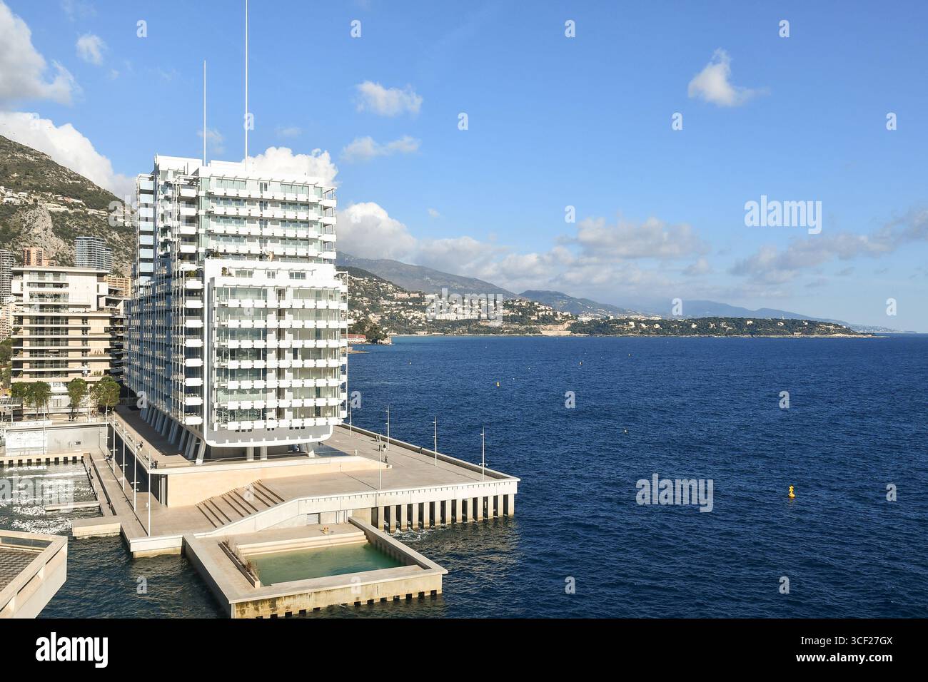 Vista sopraelevata di le Portier, conosciuta anche come Portier Cove o Mareterra, una zona residenziale costruita interamente su terreni bonificati (2024), Monaco-Monte Carlo Foto Stock