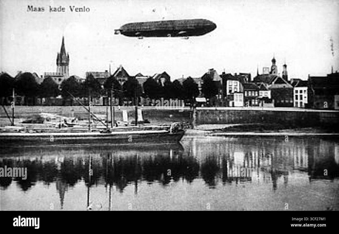 Il Maaskade a Venlo, con un dirigibile Zeppelin pilotato da Ferdinand Graf von Zeppelin, catturato nel 1913. L'immagine mette in evidenza sia il lungomare che la prima aviazione. Foto Stock