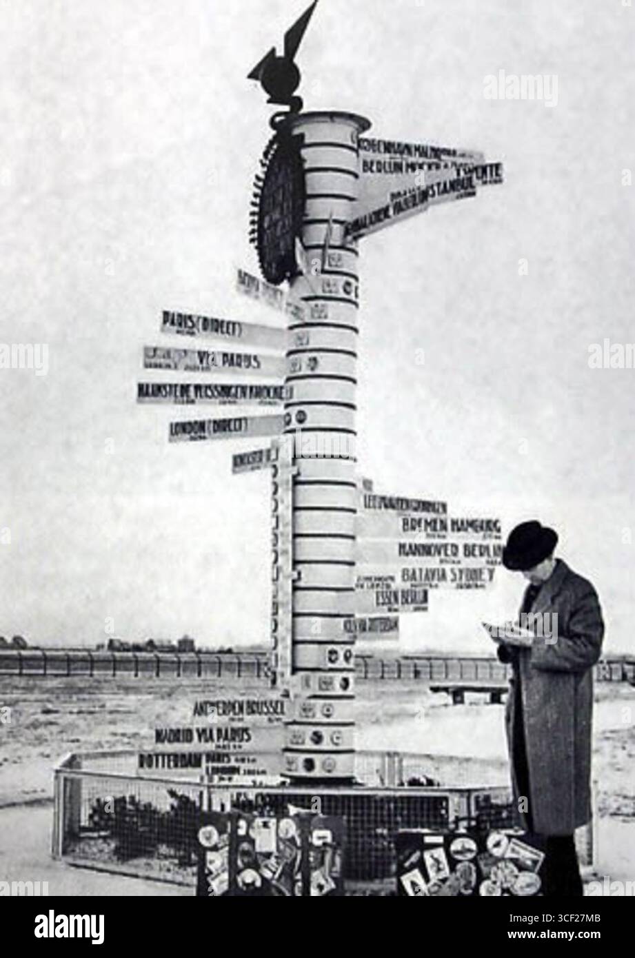 Un cartello ANWB presso l'aeroporto di Schiphol, catturato nel 1939, che rappresenta l'influenza dell'associazione olandese di viaggi e strade sulle infrastrutture di trasporto olandesi. Foto Stock