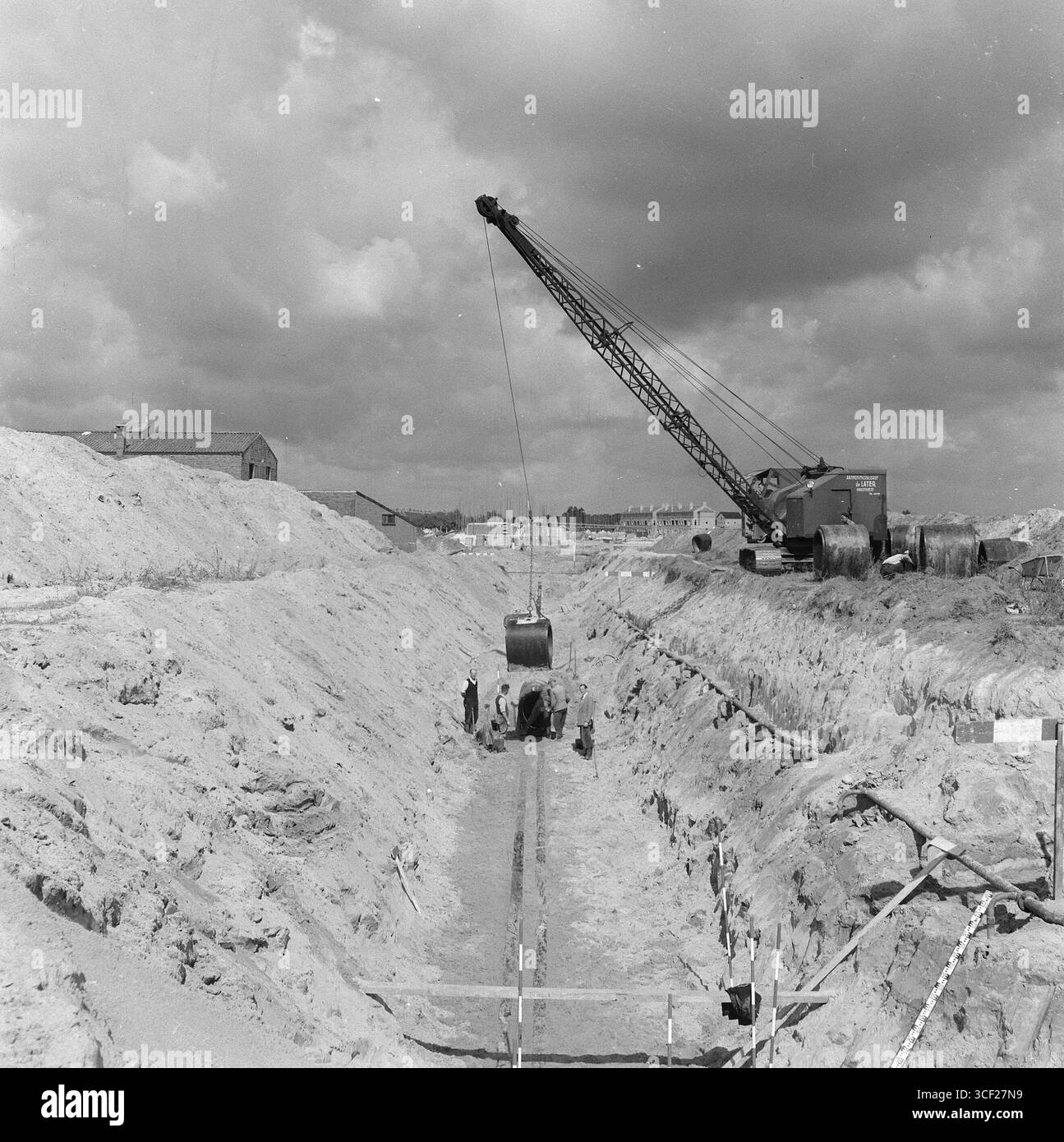 Questa immagine 1953 mostra ulteriori lavori sull'installazione del sistema fognario nell'area Winkelveld di Venlo. Il progetto mirava a migliorare le infrastrutture per la gestione dei rifiuti e delle acque. Foto Stock