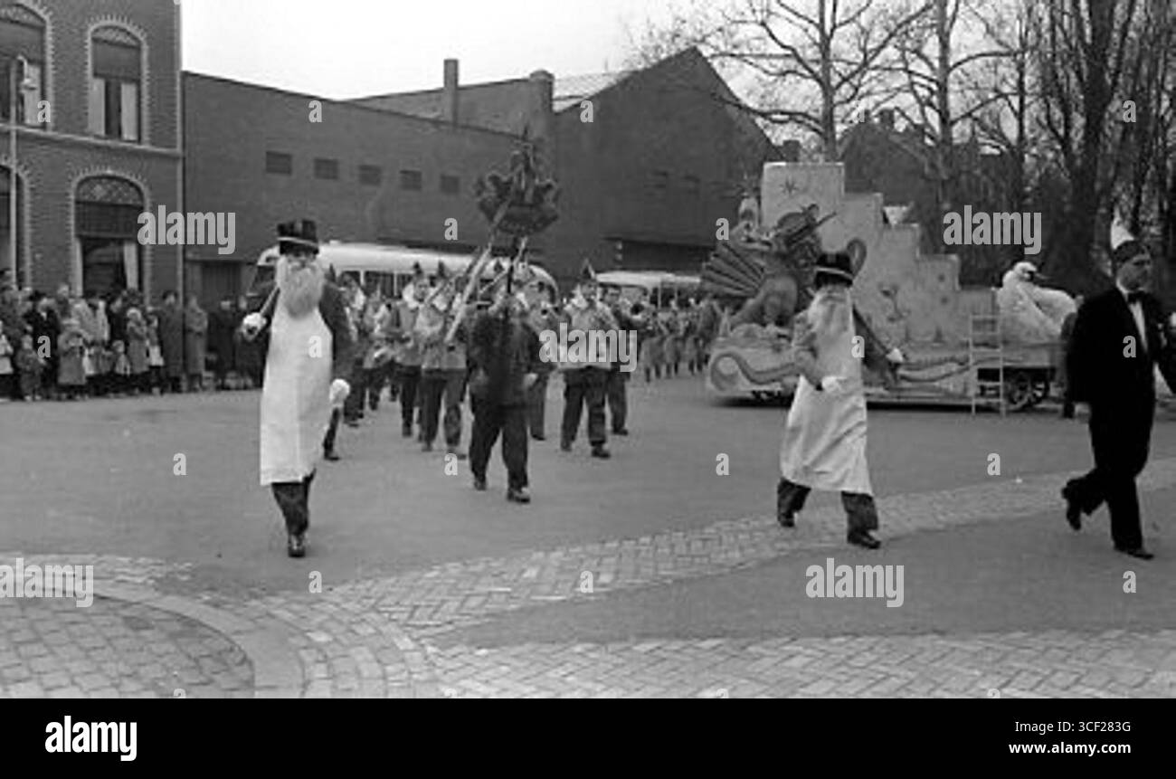 Nel 1952, una parata ha avuto luogo all'angolo tra Noord Buitensingel e Hogeweg per celebrare il 110 ° anniversario dell'associazione carnevale di Venlo Jocus. Foto Stock