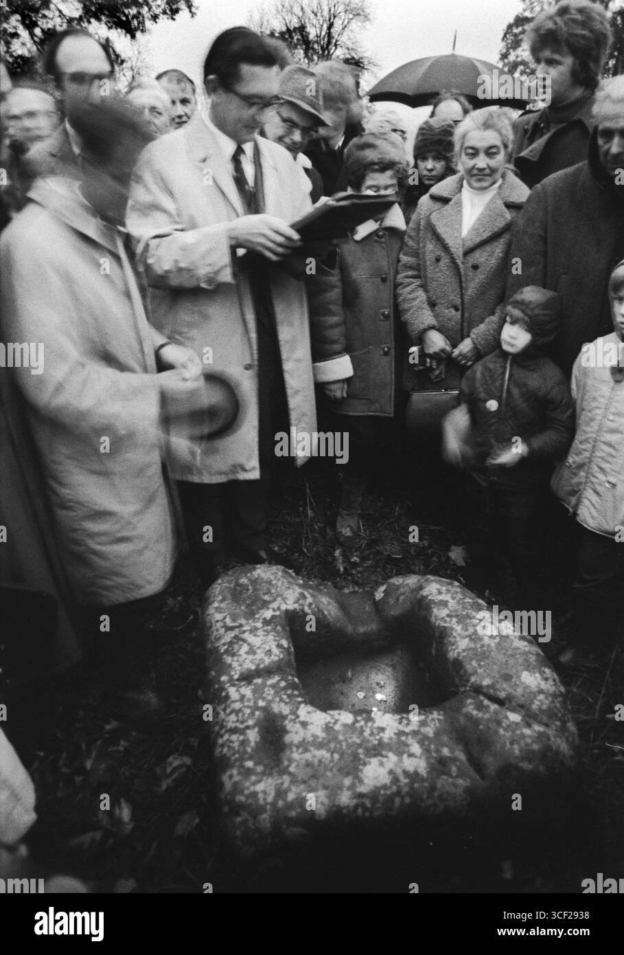 Wroth Silver Ceremony, Knightlow Hill, Warwickshire. Decime raccolte nella Wroth Silver Stone o conosciuta come base Knightlow Cross dall'agente terriero del Duca di Buccleuchs. La folla si riunisce prima dell'alba. L'agente terriero Dukes legge alla prima luce la carta dell'Assemblea che richiama il nome di ciascuna delle 25 parrocchie e dei loro rappresentanti, che dicono "Argento argilla" e poi gettano la dovuta somma di denaro per l'affitto di gettoni nella pietra argilla. Il totale raccolto nel 1973 è stato di 11 scellini e 5 penny. La cerimonia richiede qualche minuto. Stretton on Dunsmore, Warwickshire Inghilterra 1973 1970s UK HOMER SYKES Foto Stock