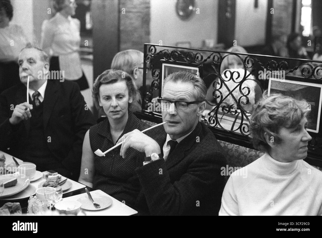 Fumare una tradizionale pipa di argilla del Long Church Warden all'Old Duncow Inn. Colazione tradizionale annuale in comune dopo la cerimonia d'Argento di Wroth. Stretton on Dunsmore, Warwickshire Inghilterra 1973 1970s UK HOMER SYKES Foto Stock