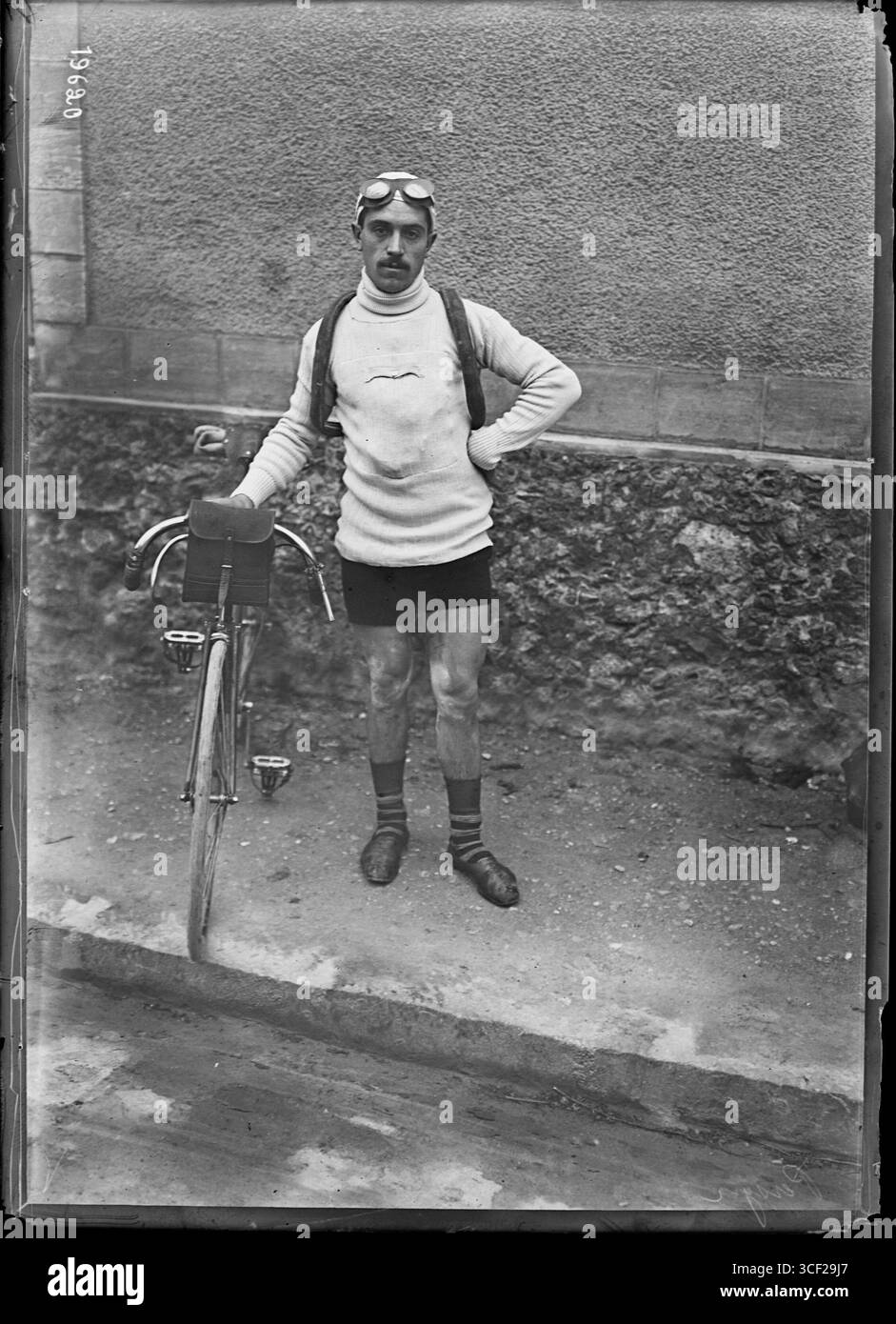 Alois Persyn, ciclista belga, viene fotografata prima dell'inizio della Parigi-Roubaix del 1912, una delle più famose gare ciclistiche. Questa foto cattura l'attesa prima dell'estenuante corsa attraverso la campagna francese. Foto Stock