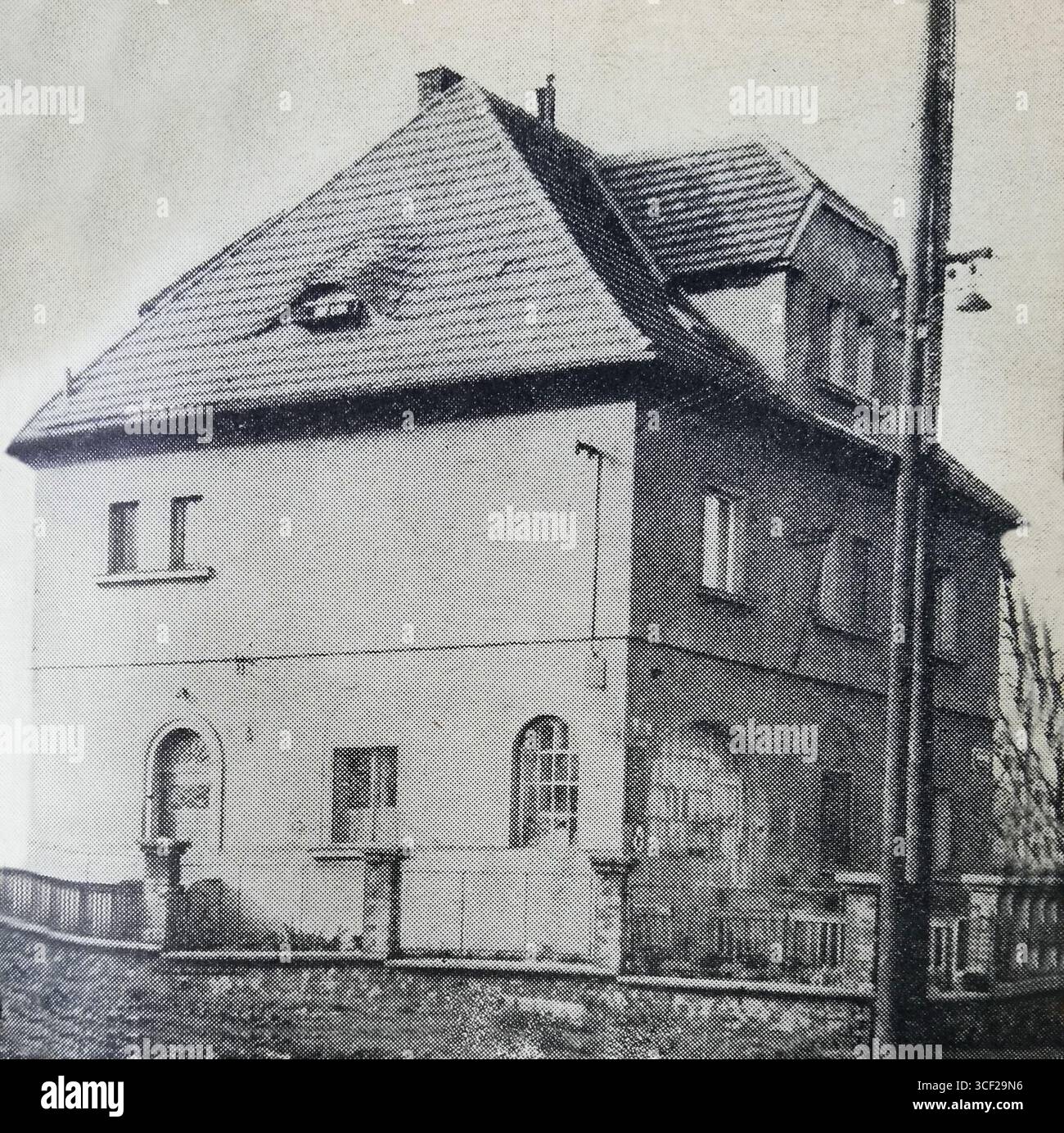 Una fotografia raster in bianco e nero dell'ex edificio della dogana a Jinonice, Praga. Durante la seconda guerra mondiale, questo edificio servì come base per trasmissioni radio illegali al governo cecoslovacco in esilio a Londra. Foto Stock