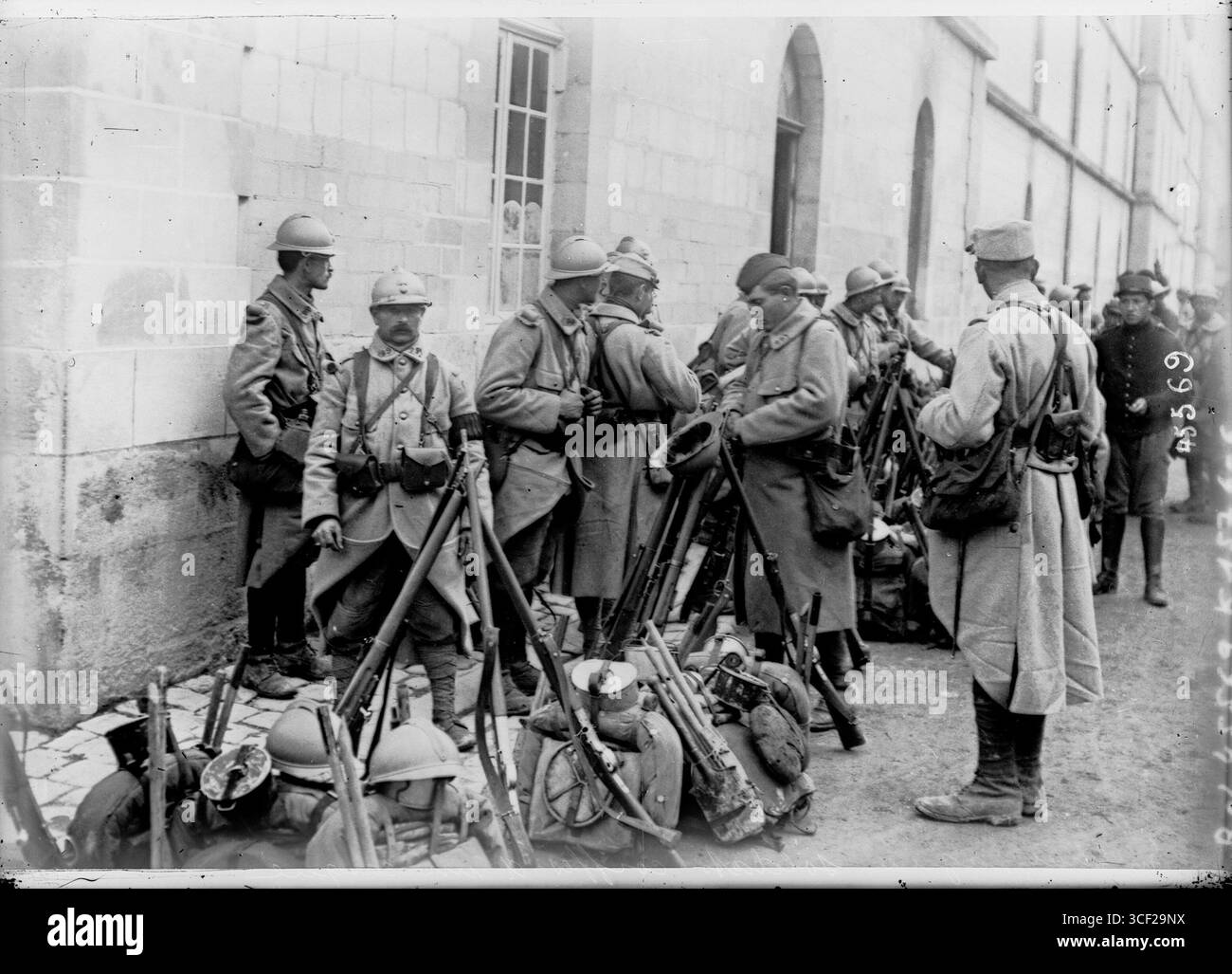 I soldati che indossano i caschi sono ritratti per le strade di una città dello Champagne, in Francia, nell'ottobre 1915. L'immagine fa parte di una collezione di fotografie in tempo di guerra di Agence Rol. Foto Stock I soldati che indossano i caschi sono ritratti per le strade di una città dello Champagne, in Francia, nell'ottobre 1915. L'immagine fa parte di una collezione di fotografie in tempo di guerra di Agence Rol. Foto Stock