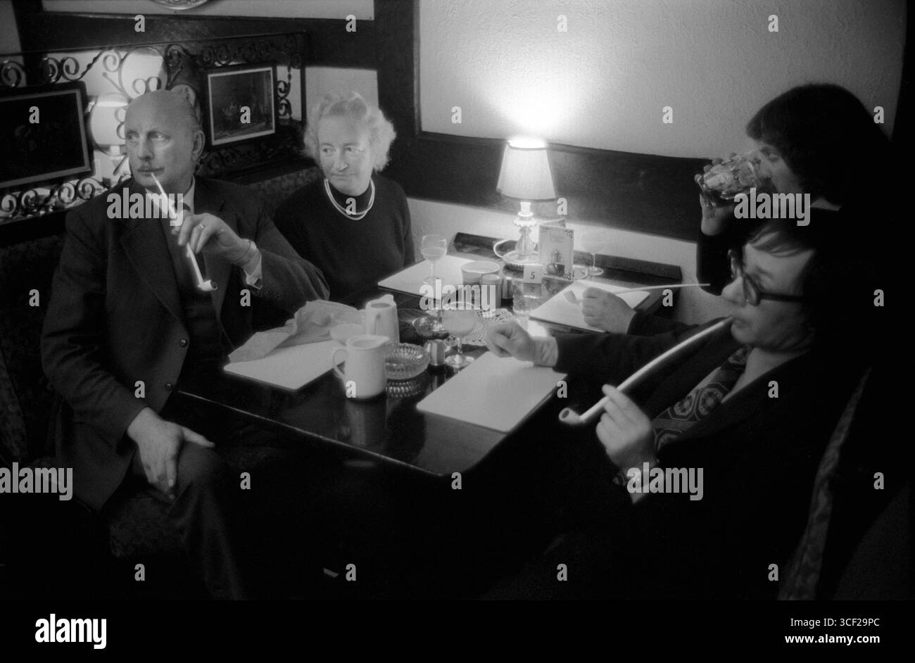 Uomini che fumano tradizionali pipe di argilla Churchwarden all'Old Duncow Inn, colazione tradizionale annuale dopo la cerimonia d'argento Wroth. Stretton on Dunsmore, Warwickshire Inghilterra 1975 1970s UK HOMER SYKES Foto Stock