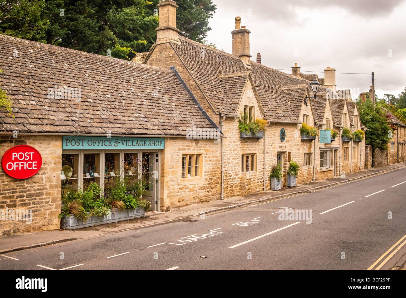 BIBURY, COTSWOLDS- Regno Unito- 4 AGOSTO 2025: Undici caffè nel villaggio di Bibury, nelle Cotswolds, famoso per i pittoreschi edifici in pietra e popolare tra i turisti. Foto Stock