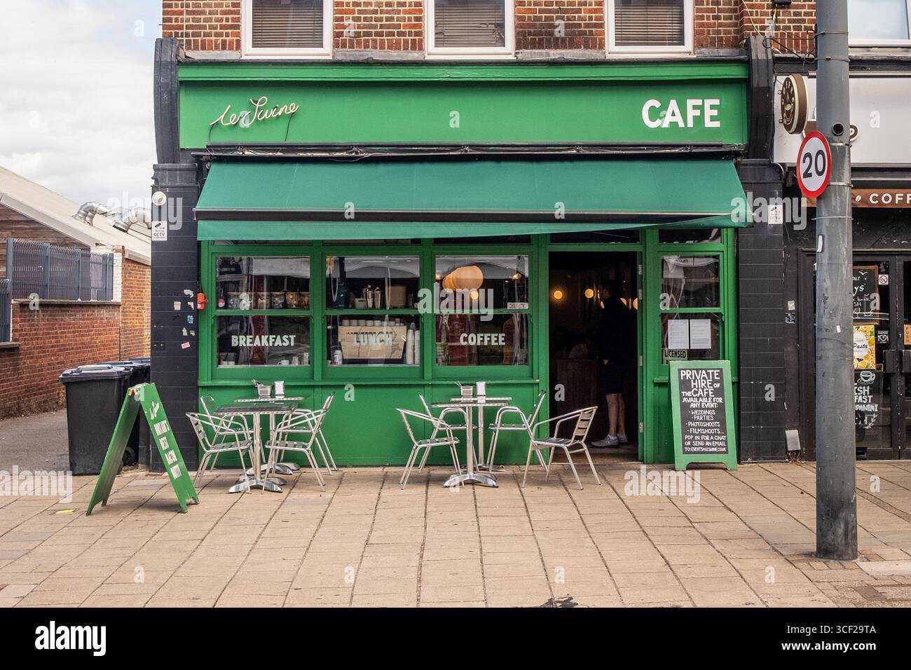 LONDRA - 5 AGOSTO 2025: Caffè in Upper Richmond Road a Mortlake East Sheen, sud-ovest di Londra Foto Stock