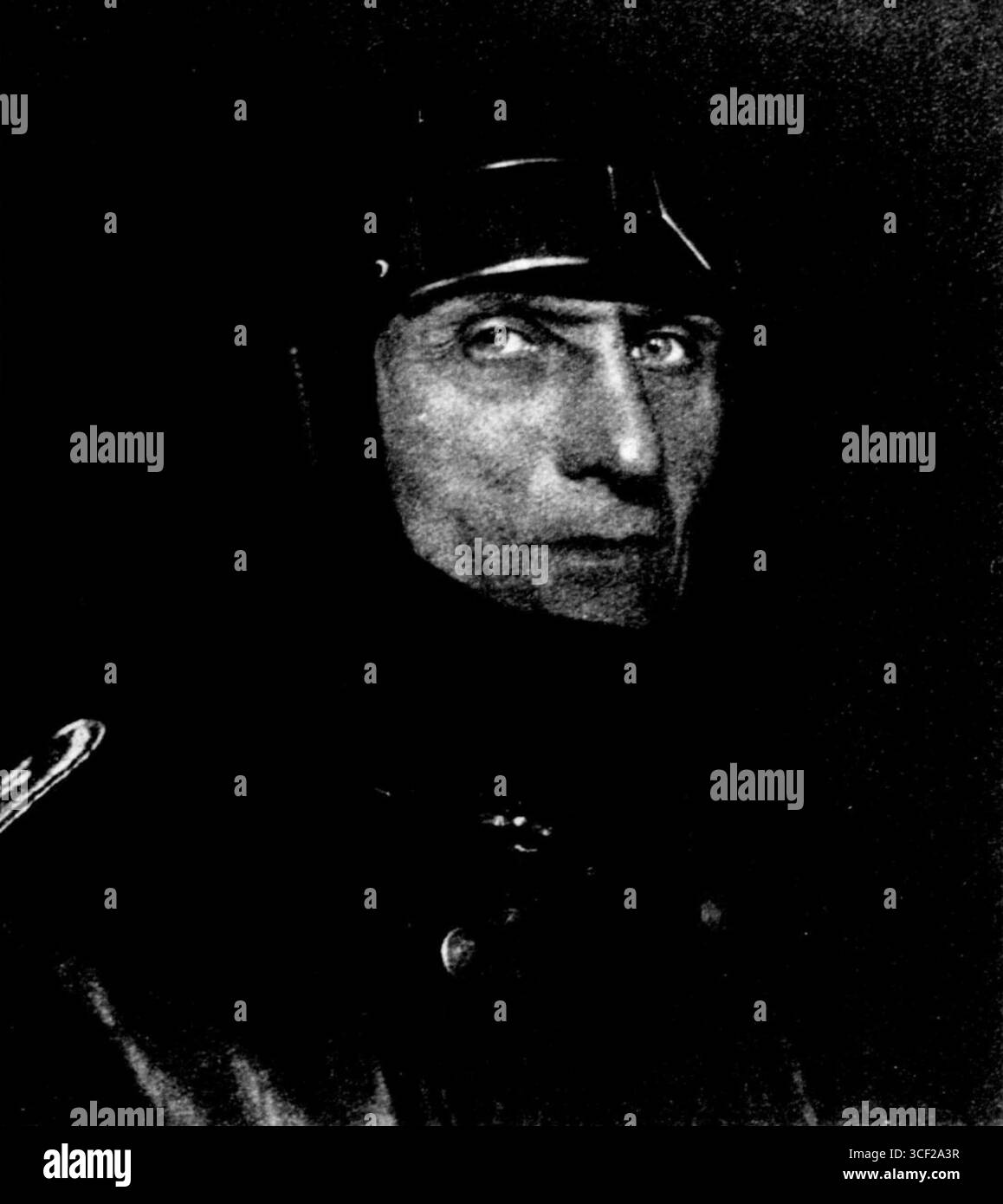 Jacob Wolff, un pilota militare del 1918 circa, è raffigurato in questa fotografia. Il servizio di Wolff durante la prima guerra mondiale lo segnò come una figura degna di nota nella storia dell'aviazione durante i primi anni del XX secolo. Foto Stock