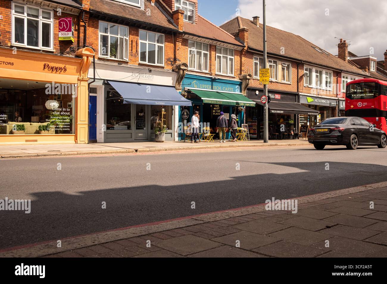LONDRA - 5 AGOSTO 2025: Negozi in Upper Richmond Road a Mortlake East Sheen, sud-ovest di Londra Foto Stock