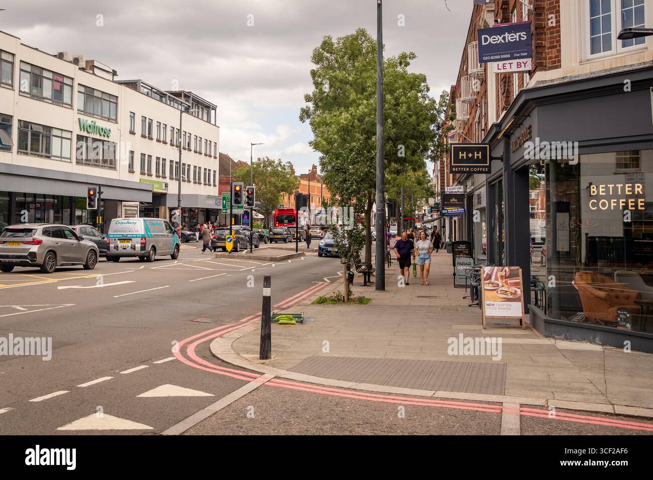 LONDRA - 5 AGOSTO 2025: Scena high Street su Upper Richmond Road a Mortlake East Sheen, sud-ovest di Londra Foto Stock