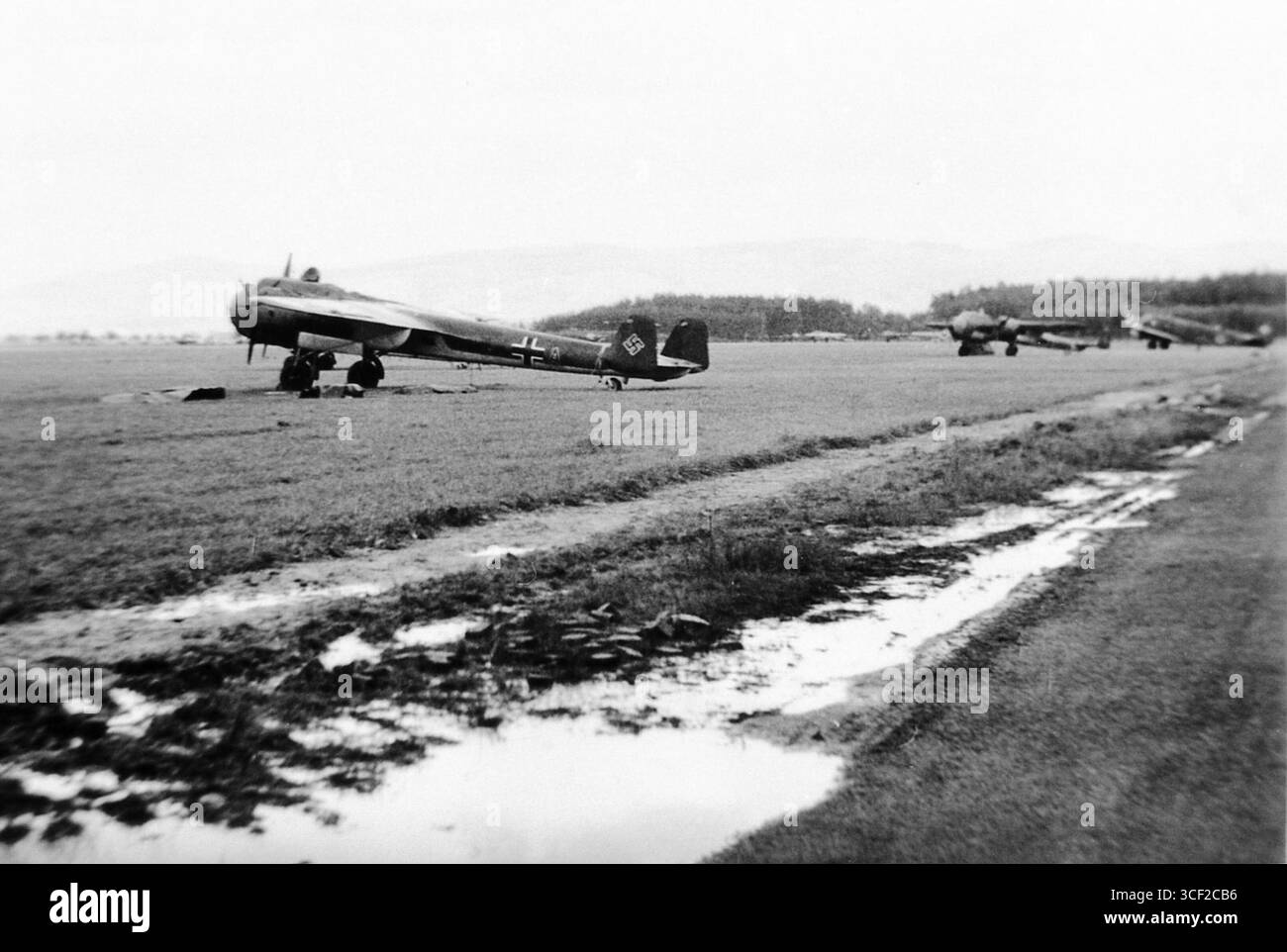 Do 17 Z (5K+AL), 3./KG 3 "Blitz" a Zellhausen, aprile-giugno 1940. Von hier wurden Kampfeinsätze i. R. des Frankreichfeldzuges über Belgien u. Frankreich geflogen. Rechts im Hintergrund eine weitere do 17 Z sowie eine Junkers Ju 52 mit umlaufend gelb markierten Motorenhauben. Die Höhenzüge des Vorspessarts sind am Bildorizont in östicher Richtung zu erkennen. Foto Stock